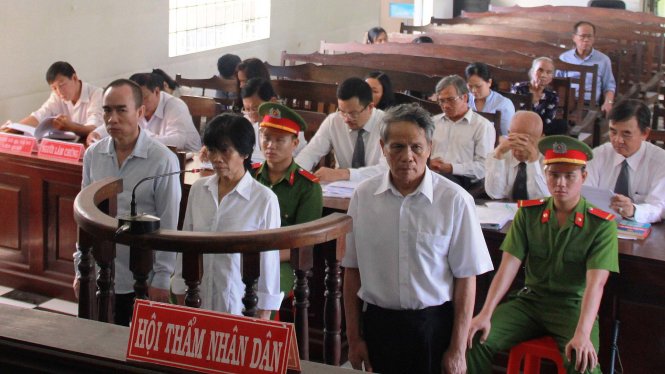 Nhóm bị cáo tại phiên tòa sơ thẩm lần 2 - Ảnh: Đức Trong
