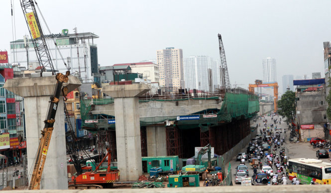 Đoạn đường sắt từ Nhổn đến ga Hà Nội thuộc tuyến đường sắt đô thị số 3 của TP Hà Nội đang được thi công - Ảnh: TUẤN PHÙNG