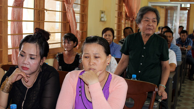 Bà con tiểu thương bức xúc trình bày nguyện vọng - Ảnh: K.Tâm