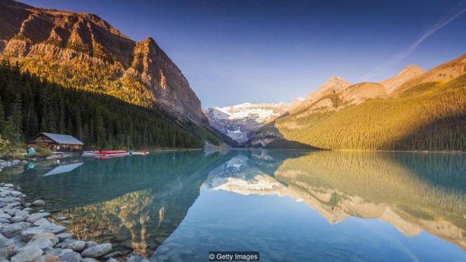 Không khí trong lành từ Hồ Louise tại dãy núi Rocky của Canada rất hấp dẫn với cư dân ở các thành phố ô nhiễm - Ảnh: AFP