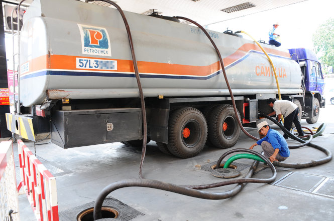Hiệp hội Xăng dầu đề nghị tăng thuế, tăng bảo hộ doanh nghiệp xăng dầu nhưng nhiều chuyên gia không đồng tình. Trong ảnh: nhập xăng dầu tại một cửa hàng ở TP.HCM - Ảnh: T.T.D.