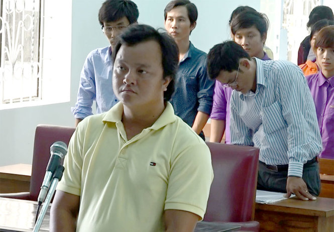Tài xế Ngô Tấn Thảo nghe tuyên án chiều 17-5 - Ảnh: BÁ SƠN