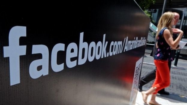 Logo Facebook được trưng bày tại một trung tâm mua sắm ở Bangkok - Ảnh: AFP