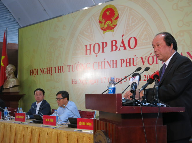 Bộ trưởng, chủ nhiệm Văn phòng Chính phủ trả lời tại cuộc họp báo sau khi kết thúc hội nghị đối thoại giữa Thủ tướng với doanh nghiệp - Ảnh: N.An