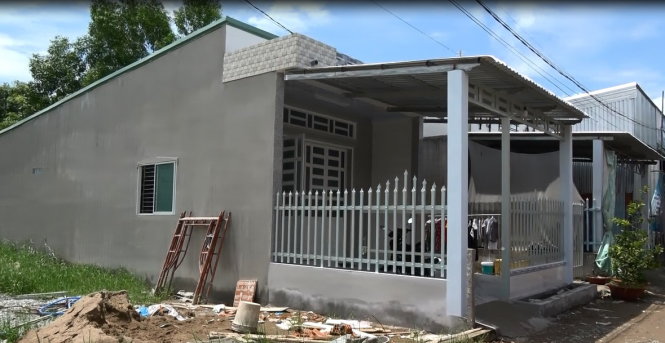 Hai căn nhà của ông Sơn và ông Vũ được xây xong và dọn vào ở mới bị địa phương đình chỉ thi công vì xây không phép - Ảnh: HẠNH NGUYỄN