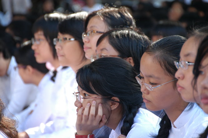 Nếu đeo mắt kính nhẹ hơn độ cận thì ảnh mờ. Còn mắt kính cao hơn độ cận thì vẫn nhìn rõ nhưng mắt phải điều tiết - Ảnh minh họa: T.T.D.