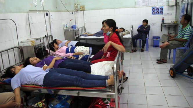 Các công nhân nhập viện tại Bệnh viện đa khoa Châu Thành, tỉnh Bến Tre sau bữa ăn trưa tại công ty - Ảnh: Mậu Trường