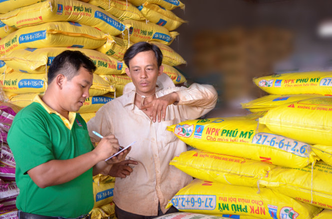 Giá một số loại phân bón có thể tăng nếu Bộ Công thương áp thuế tự vệ với phân bón DAP. Trong ảnh: người dân lựa chọn phân bón ở ĐBSCL Ảnh: V.TH.