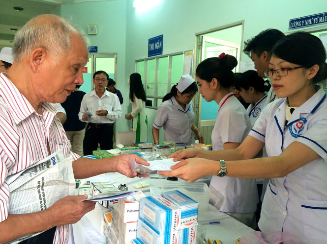 Người dân được khám bệnh, cấp thuốc miễn phí tại phòng khám đa khoa vệ tinh sáng 20-5 - Ảnh: L.TH.H