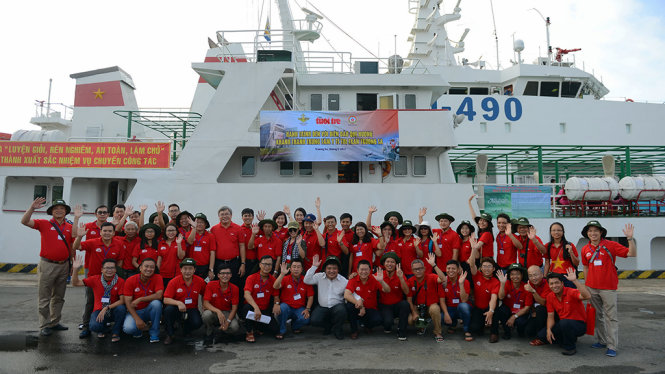 Đoàn công tác của báo Tuổi Trẻ tham gia hành trình đến với biển đảo quê hương sáng 22-05 - Ảnh: Quang Định