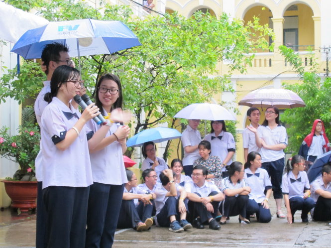 Chương trình “Ơi! Vòng tròn yêu thương” diễn ra xúc động dưới trời mưa - Ảnh: K.ANH