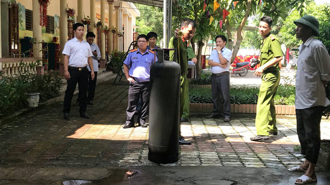Lực lượng Công an khám nghiệm hiện trường - Ảnh: D.Hòa