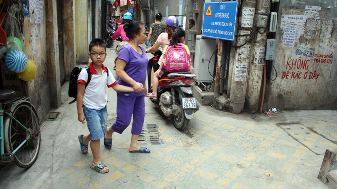 Việc triển khai đường riêng cho người đi bộ (đặc biệt là các em học sinh) được nhiều người dân ủng hộ - Ảnh: Chí Tuệ