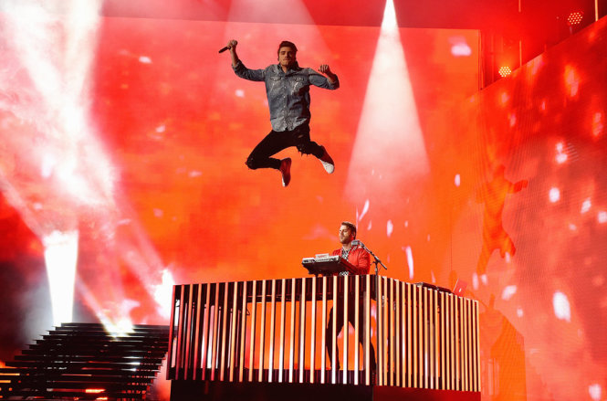 The Chainsmokers khuấy động sân khấu Billboard Music Awards 2017 - Ảnh: Getty Images