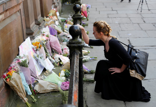 Người dân đặt hoa tưởng niệm các nạn nhân vụ tấn công ở Manchester ngày 23-5 - Ảnh: Reuters