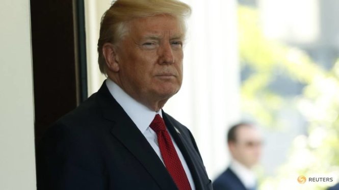 Tổng thống Mỹ Donald Trump đang đứng chờ để đón tổng thống Colombia Juan Manuel Santos tại Nhà Trắng - Ảnh: Reuters
