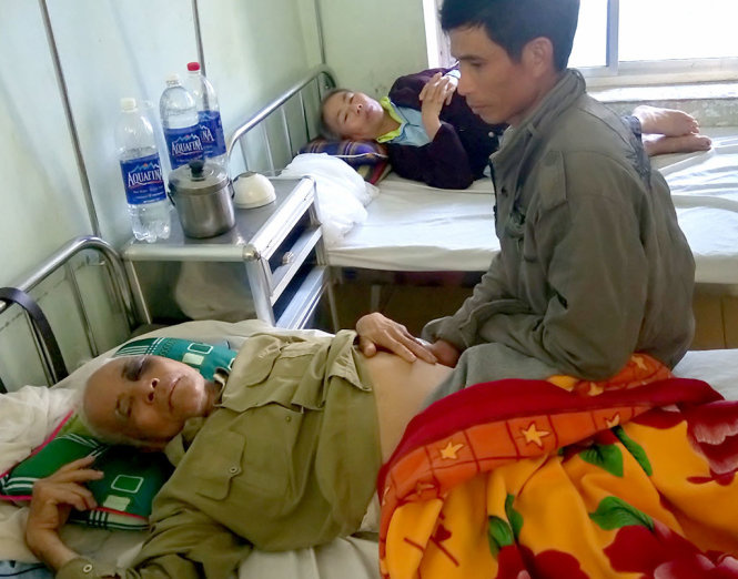 Ông Đằng với thương tích nặng vì Việt hành hung phải nằm viện - Ảnh: H.P