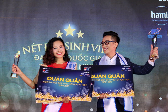 Nữ sinh Thanh Nga (trái) và Trung Hậu đoạt quán quân của cuộc thi - Ảnh: Ngọc Hiển