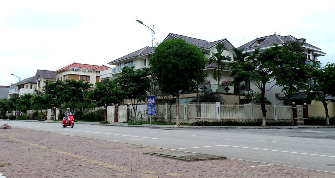 Biethu1,2: Cả 6 lô biệt thự ở vị trí đắc địa tại Lào Cai được đấu giá năm 2014, hiện nay là nơi ở của gia đình bí thư tỉnh uỷ Lào Cai và nhiều lãnh đạo các ngành khác của tỉnh. Ông Lê Quốc Hưng, phó chủ tịch UBND tỉnh Lào Cai khẳng định, từ quy hoạch đến đấu giá tỉnh không có sai bất cứ cái gì - Ảnh: XUÂN LONG