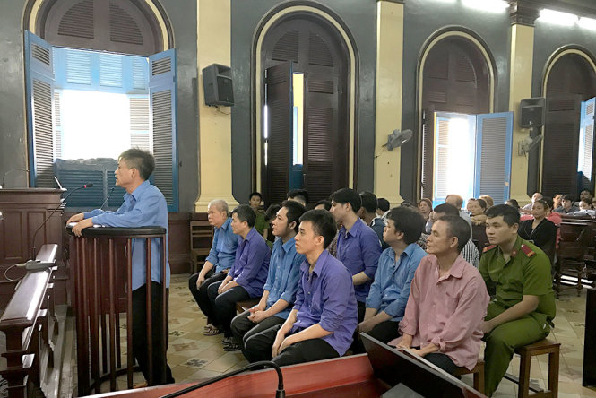 14 bị cáo tại tòa sáng 24-5 - Ảnh: TUYẾT MAI