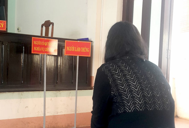 Mẹ bị cáo có mặt tại tòa với tư cách là người có quyền lợi nghĩa vụ liên quan -
Ảnh T.C