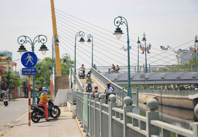Xe máy phi lên cầu đi bộ -Ngọc Đông