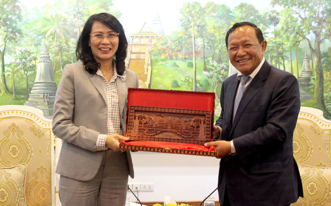 Đô trưởng Phnom Penh tiếp đoàn công tác tại Tòa Đô chính - Ảnh: MAI HOA
