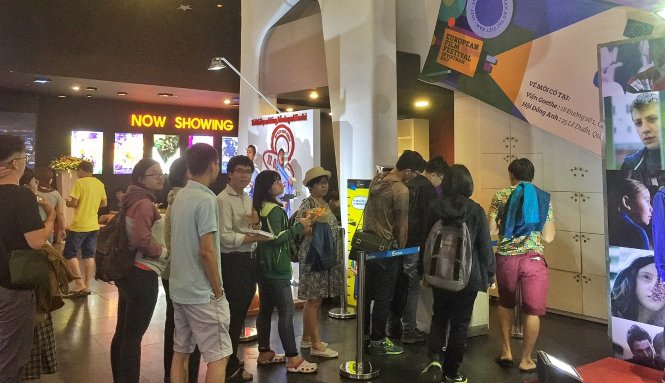Khán giả TP.HCM xếp hàng đợi lấy vé xem phim tại Liên hoan phim châu Âu 2017 - Ảnh: MINH TRANG