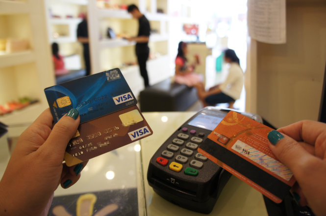 Các ngân hàng đang siết lại việc cấp máy POS không dây nhằm tránh bị tội phạm lợi dụng - Ảnh: T.T.D.