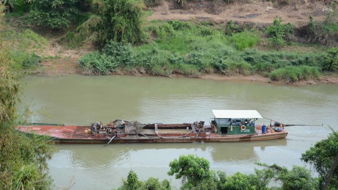 Một chiếc ghe đang hút cát trên sông Đồng Nai, đoạn qua huyện Nam Cát Tiên, tỉnh Lâm Đồng - Ảnh: Đức Trong