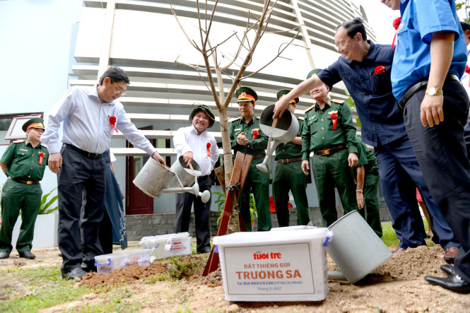 Các đại biểu trồng cây với đất thiêng từ khắp mọi miền trên đất liền gửi ra Trường Sa - Ảnh: HỮU KHOA