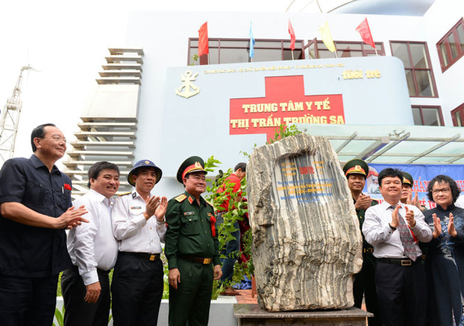 Các đại biểu dự lễ khánh thành Trung tâm Y tế thị trấn Trường Sa - Ảnh: HỮU KHOA