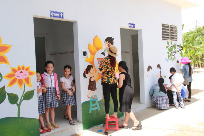 Tranh thủ sau giờ học, cô trò Trường tiểu học Trần Phú cùng vẽ bích họa - Ảnh: TRẦN MAI
