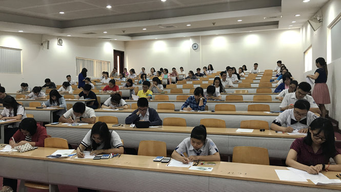 Thí sinh làm bài thi kiểm tra năng lực môn toán tại Trường ĐH Quốc tế (ĐHQG TP.HCM) sáng 27-5 - Ảnh: Bích Ngọc