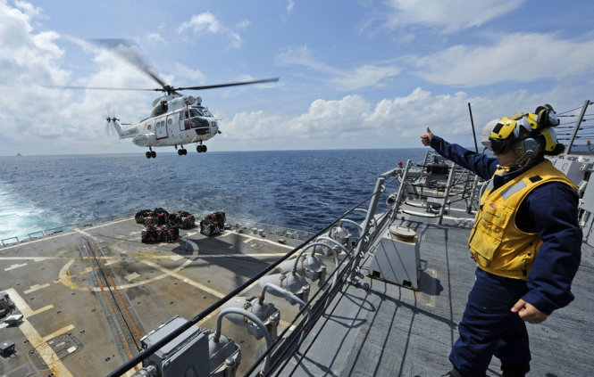 Trực thăng AS-332 Super Puma hạ cánh trên sàn đáp cuối boong tàu USS Dewey tháng 1-2012. Tàu quân sự nước ngoài nếu tiến hành các hoạt động như thế này trong khu vực lãnh hải của nước khác sẽ không được xem là