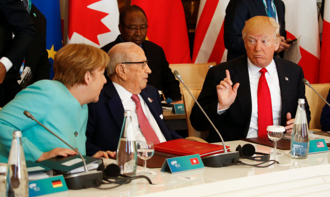Ông Trump (phải) trao đổi với Thủ tướng Đức Angela Merkel (trái) và tổng thống Tunisia Beji Caid Essebsi tại hội nghị G7 - Ảnh: Reuters