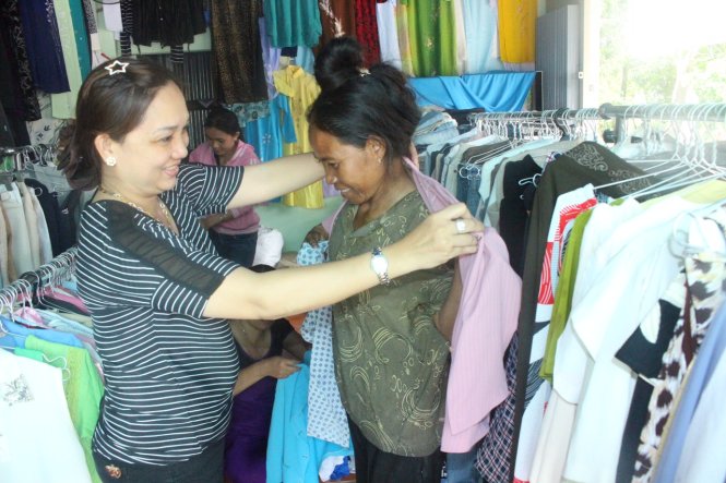 Chị Nguyễn Thị Tuyết Vân (trái) niềm nở tiếp đón khách hàng, dù họ không phải trả tiền - Ảnh: Tiến Trình