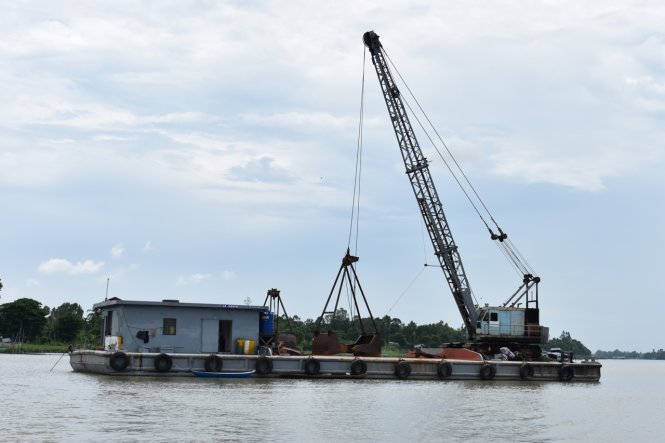 Xáng cạp của Công ty Dương Khang nằm bất động vì dân phản ứng - Ảnh: Bửu Đấu