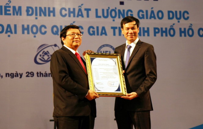 1. GS.TS Nguyễn Quý Thanh – giám đốc Trung tâm Kiểm định chất lượng giáo dục ĐHQG Hà Nội (phải) trao giấy chứng nhận kiểm định chất lượng giáo dục cho PGS.TS Võ Văn Sen – hiệu trưởng Trường ĐHKHXH&NV (ĐHQG TP.HCM).
