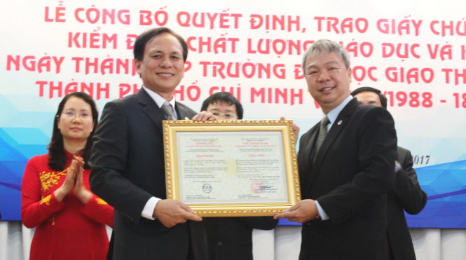 Hiệu trưởng Trường ĐH Giao thông vận tải TP.HCM nhận giấy chứng nhận kiểm định chất lượng