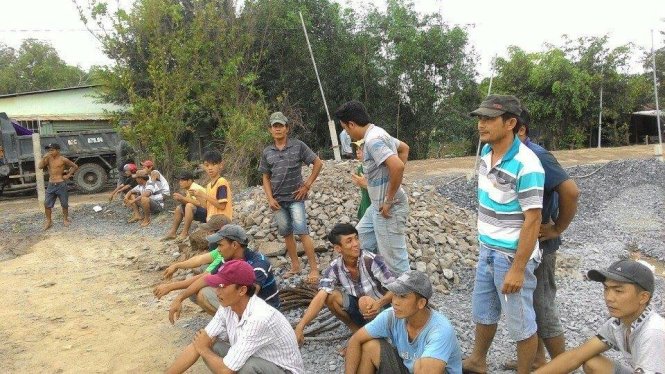 Nhiều tài xế không chạy xe đi được phải đành ngồi chờ cơ quan công an giải quyết
