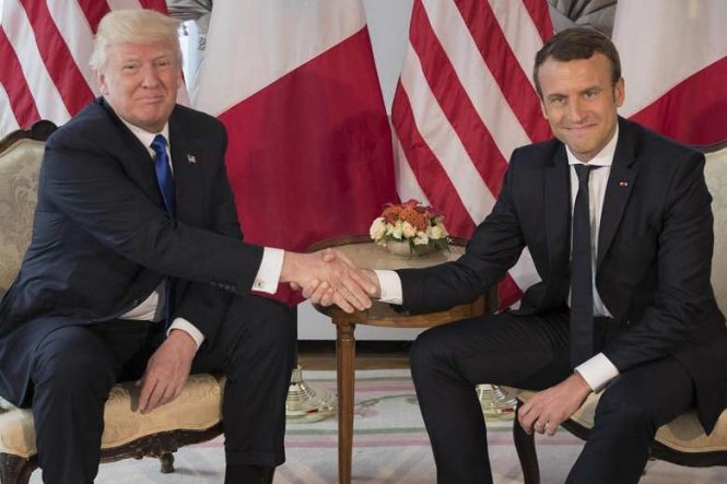 Tổng thống Pháp Emmanuel Macron (phải) và người đồng cấp Mỹ Donald Trump trước buổi gặp tại đại sứ quán Mỹ ở Brussels hôm 25-5 - Ảnh: New York Times