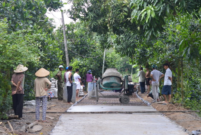 1. Người dân yêu cầu dừng thi công vì cho rằng công trình không đạt chất lượng, ảnh Ngọc Tài