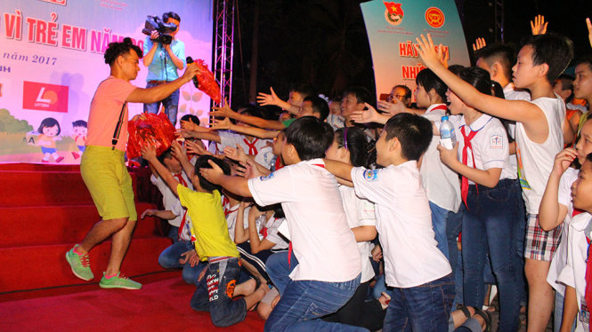 Các em thiếu nhi hào hứng với màn giao lưu với