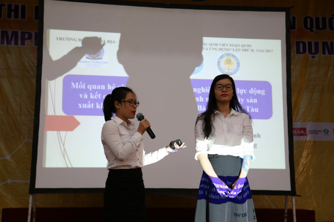 Hoàng Hồng Hạnh (trái) và Trần Thùy Trang (phải) bảo vệ đề tài tại hội thi - Ảnh: bvu.edu.vn