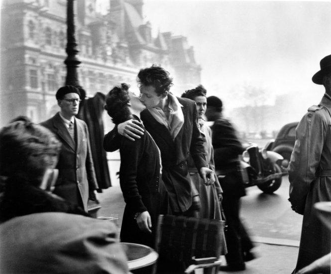 The Kiss by the Hôtel de Ville