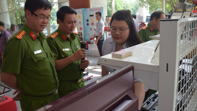 Các đại biểu dự hội nghị tham quan kệ các thiết bị kỹ thuật an toàn phòng cháy, chữa cháy - Ảnh: NX