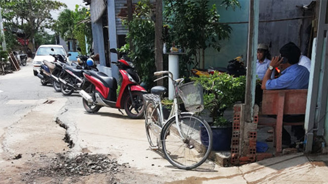 Vết nứt rộng 3 cm và dài khoảng 40 m xuất hiện trên mặt đường dân sinh thuộc ấp 4 xã Nhơn Đức , huyện Nhà Bè (ảnh chụp ngày 30-5)
