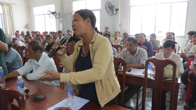 Người dân bày tỏ lo ngại dự án triển khai làm gia tăng sạt lở - Ảnh: ĐỨC VỊNH