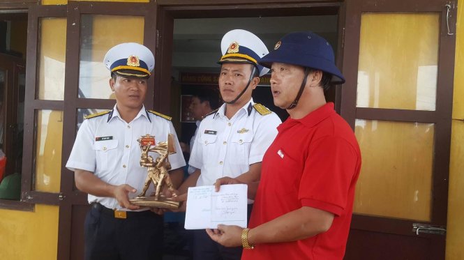 Ông Vừ A Bằng tặng biểu tượng “Chiến thắng Điện Biên Phủ” cho cán bộ, chiến sĩ đảo Tốc Tan - Ảnh: Hữu Khoa
